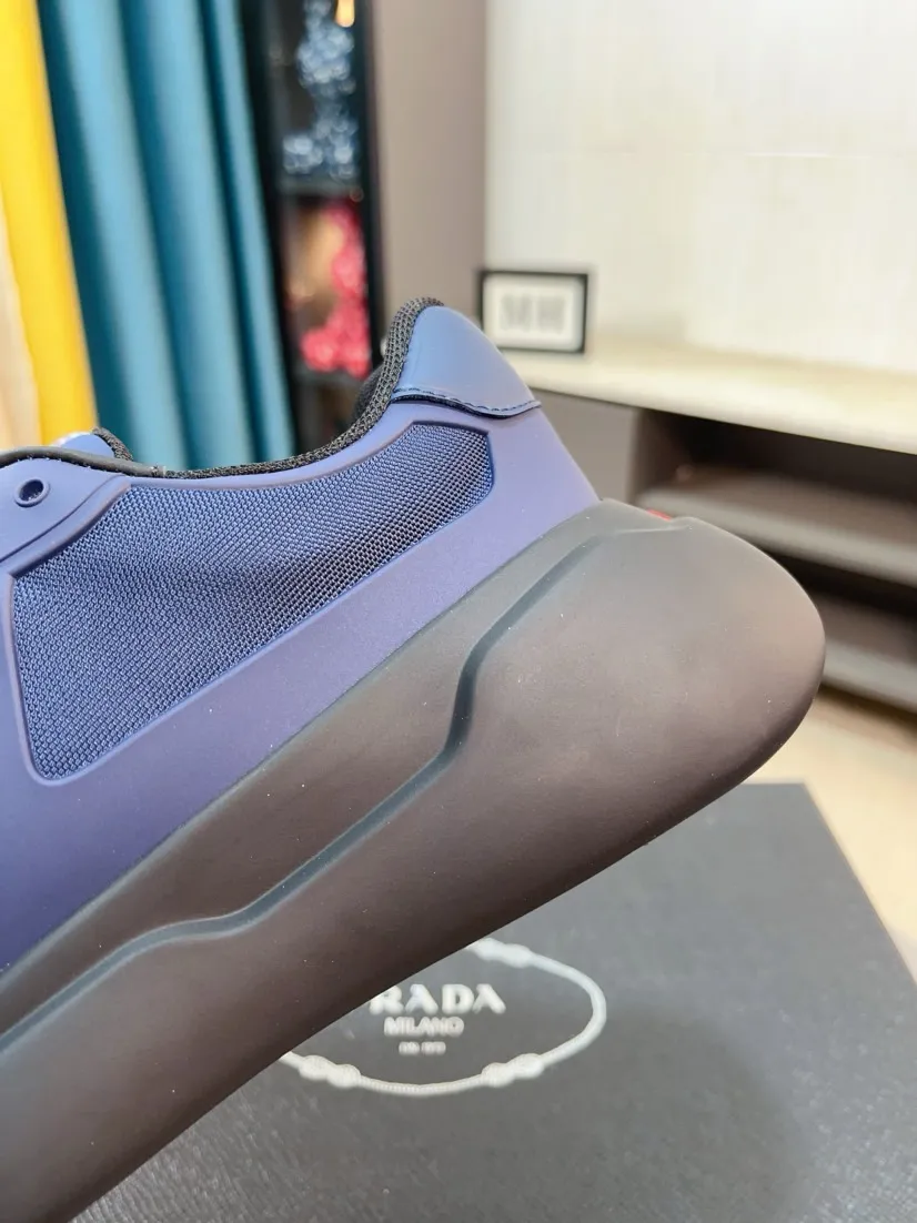 The ex-factory price is 680🌹🌹The high-quality new Prada (Prada) counters are launched simultaneously. The new men's shoes and 😘fabrics are selected from imported mesh and glue-spraying technology. Imported cowhide lining. 👍🏿High-end☄️Open-molded non-slip rubber outsole, exquisite lines, simple and elegant, comfortable and high-end for leisure travel. Code number: 38 to 44